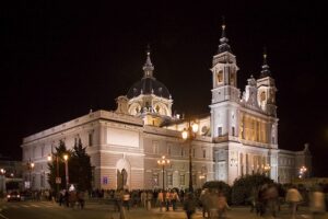 images catedral de la almudena noche 300x200 - Noticias