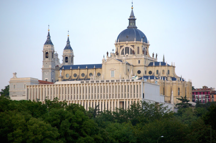 images Catedral Almudena - Festivo en la ciudad de Madrid